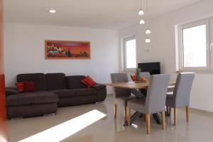 普利拉卡Aparthotel Dalmacija的客厅配有沙发和桌椅
