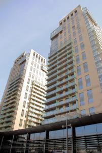 华沙铂金公寓的两座高楼彼此相邻