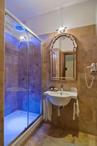 罗马乐克拉利瑟艾尔潘特昂酒店的一间带水槽和淋浴的浴室