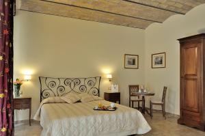 罗马乐克拉利瑟艾尔潘特昂酒店的卧室配有一张床和一张桌子及椅子