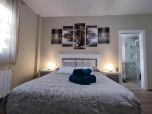 Los VillaresVilla Campoamor的一间卧室配有一张带两张桌子和两盏灯的床。