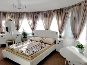 亚希莫夫Penzion a Restaurace Belveder的白色卧室配有床和镜子