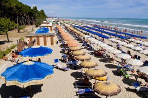皮内托Homiday - Holiday Rendez Vous的享有海滩上方的蓝色和白色遮阳伞美景