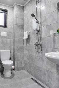 基尔科沃Family Hotel LILIUM的带淋浴、卫生间和盥洗盆的浴室