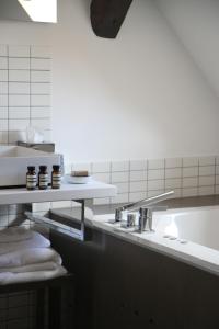 科尔马Hôtel Quatorze的一间带水槽和台面毛巾的浴室