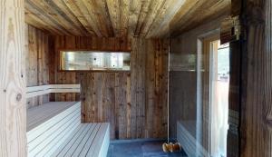 齐勒河谷采尔Appartement Hauser的一间设有木墙和木制天花板的桑拿浴室