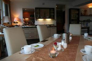 巴特贝勒堡施瓦岑奥尔穆哈尔宾馆的厨房配有桌椅和桌子。