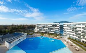 阿纳帕Movenpick Resort & SPA Anapa Miracleon的游泳池酒店形象