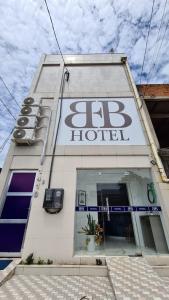 马卡帕BeB Hotel的一座带有阅读温泉酒店标志的建筑