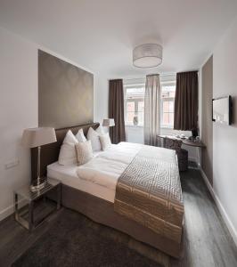 亚琛哈恩纳德酒店的一间卧室设有一张大床和一个窗户。