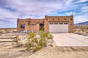 博雷戈斯普林斯Borrego Springs Stargazing Home with Mtn Views的沙漠中的一座建筑,带有车库