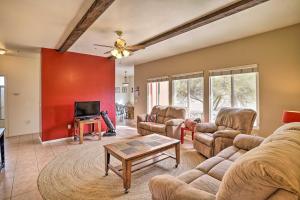 博雷戈斯普林斯Borrego Springs Stargazing Home with Mtn Views的带沙发和电视的客厅
