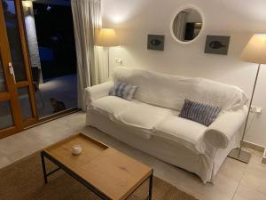 ThermisíaVILLA 21的客厅配有白色的沙发和桌子