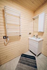 亚布卢尼齐亚Space Place的一间带水槽和窗户的浴室