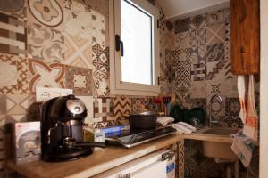 萨萨里la casetta的厨房配有台面上的咖啡壶