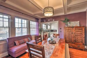 弗拉格斯塔夫The Purple House Apt in Downtown Flagstaff!的客厅配有沙发和桌子