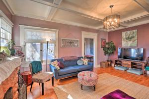 弗拉格斯塔夫The Purple House Apt in Downtown Flagstaff!的带沙发和电视的客厅