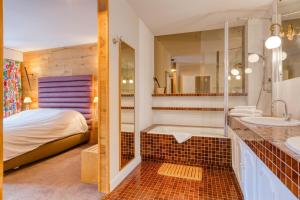 凡尔赛若德鲍姆酒店的一间带床、水槽和浴缸的浴室