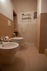 萨萨里la casetta的浴室配有卫生间和水槽。