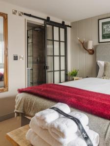 纽伯里Hare And Hounds Newbury的一间卧室配有一张红色地毯的大床