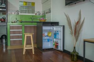 拉巴斯Skyline的厨房配有开放式冰箱和凳子