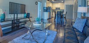 亚特兰大Midtown Fully Furnished Apartments - Great Location apts的带沙发和玻璃桌的客厅