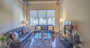 亚特兰大Midtown 1BR Fully Furnished Apartment - Great Location! apts的带沙发和电视的客厅