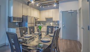 亚特兰大Midtown 1BR Fully Furnished Apartment - Great Location! apts的一间设有玻璃桌和椅子的用餐室