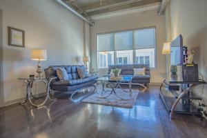 亚特兰大2BR Fully Furnished Apartment in Midtown Atlanta apts的客厅配有沙发和桌子