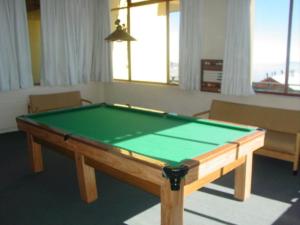 El Colorado埃尔科罗拉多公寓的客厅配有台球桌和设施
