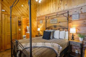 鸽子谷Cozy Studio Log Cabin in the heart of Pigeon Forge. Hot Tub. Honeymoon! Sleeps 2的卧室配有一张床铺,位于带木墙的房间内