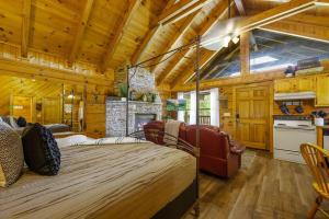 鸽子谷Cozy Studio Log Cabin in the heart of Pigeon Forge. Hot Tub. Honeymoon! Sleeps 2的相册照片