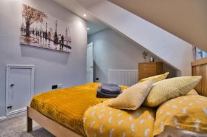 Modern & Cosy apartment in the heart of the historic old town of Aberdeen, free WiFi, free parking客房内的一张或多张床位