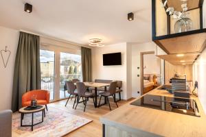 阿尔滕马克特蓬高LISAL Appartements的用餐室以及带桌椅的起居室。