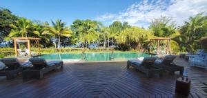 博卡斯德尔托罗Nayara Bocas del Toro的度假村前带躺椅的游泳池