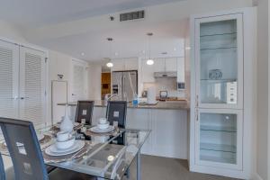2 Bedroom Fully Furnished Apartment in Downtown Washington apts的厨房或小厨房