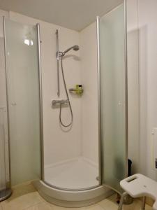 伊特博尔德BENVENUTI的带淋浴的浴室和玻璃墙