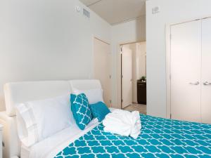费城2BR Fully Furnished Apartment in downtown - Great location apts的卧室内的白色床和蓝色枕头