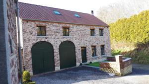 绍蒙－吉斯图Les Chanterolles的砖屋,带两扇绿色车库门