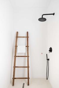 索伦托Sole Suites的房间里的梯子和落地灯