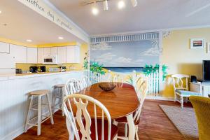 大洋城Island Cabana的厨房以及带桌椅的用餐室。