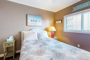 大洋城Island Cabana的一间卧室设有一张床和一个窗口