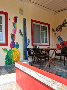 埃尔巴列德安通Casa India Dormida的墙上装饰色彩缤纷的庭院