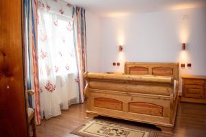 阿列谢尼Cabana Liliana的一间卧室设有一张木床和一个窗户。