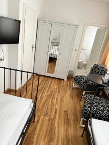 NeuhermsdorfLandhotel "Wettin"的配有一张床和一张桌子及椅子的房间