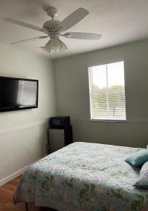 迈阿密Casa Miami 3的一间卧室配有一张床和吊扇
