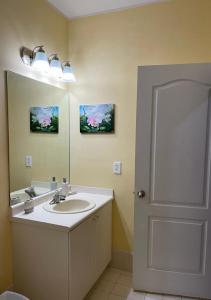 迈阿密Casa Miami 3的一间带水槽和镜子的浴室
