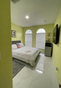 迈阿密Casa Miami 1的一间卧室设有一张床和两个窗户。