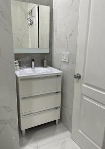 迈阿密Casa Miami 1的白色的浴室设有水槽和镜子