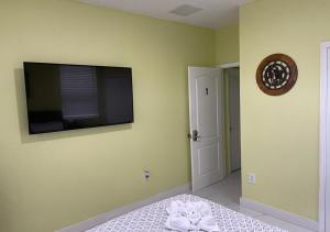 迈阿密Casa Miami 1的卧室配有壁挂式平面电视。